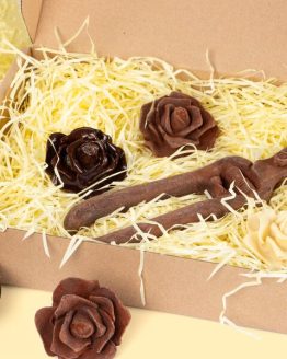 Chokoladeæske med sekatør og roser